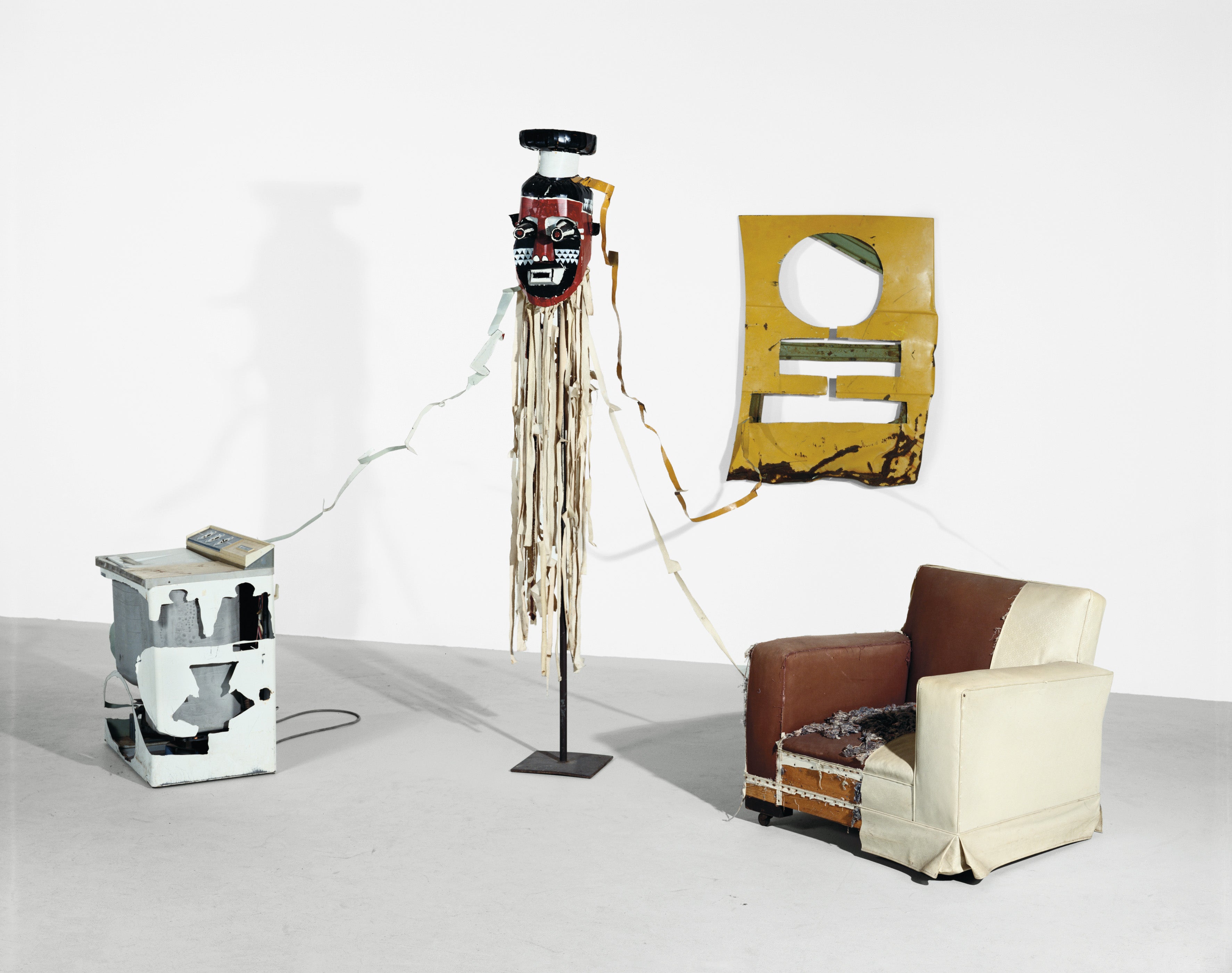 Washing Machine, Armchair and Car Bonnet with Bena Biombo Mask